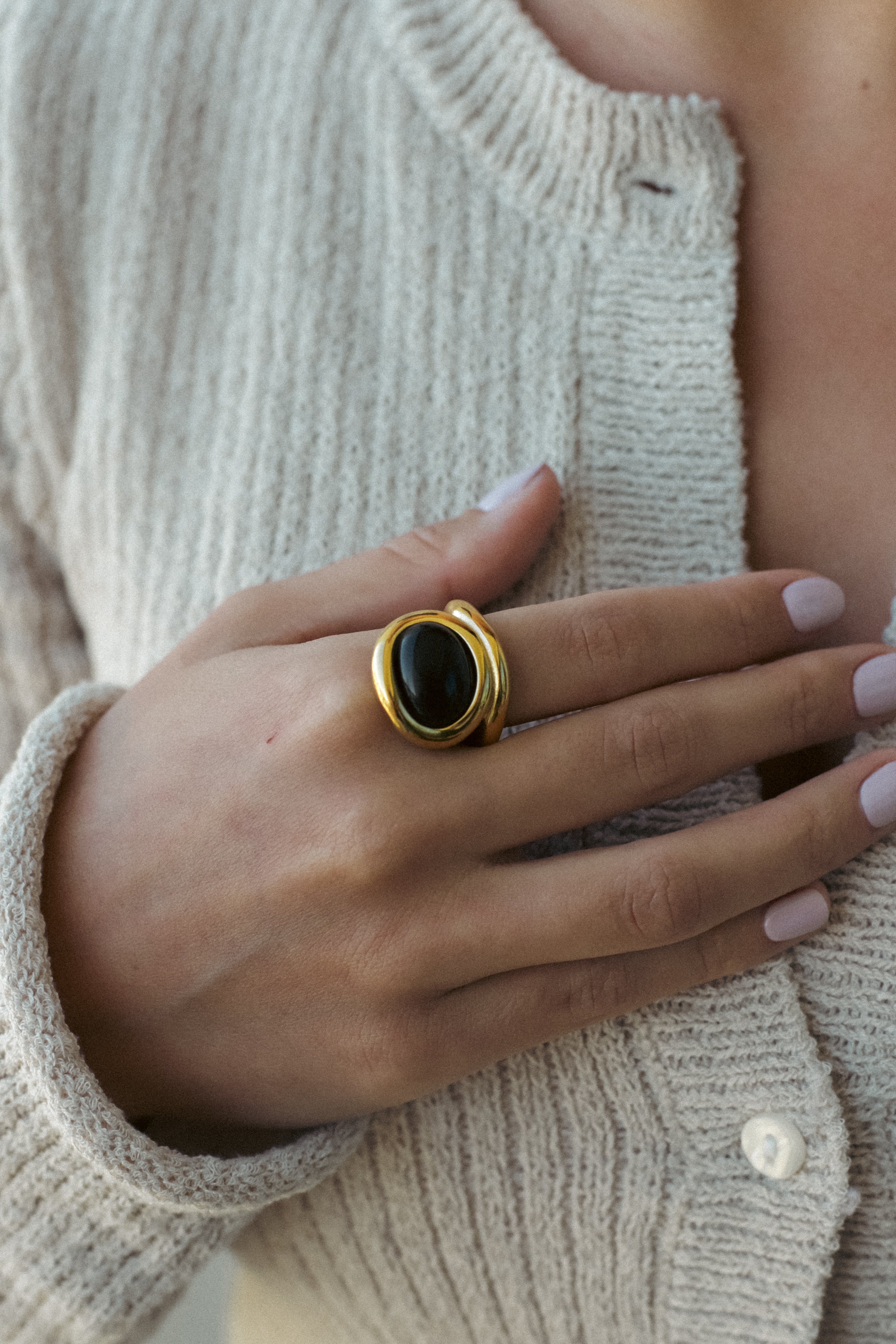 Lia - Gouden ring met zwarte steen voor dames