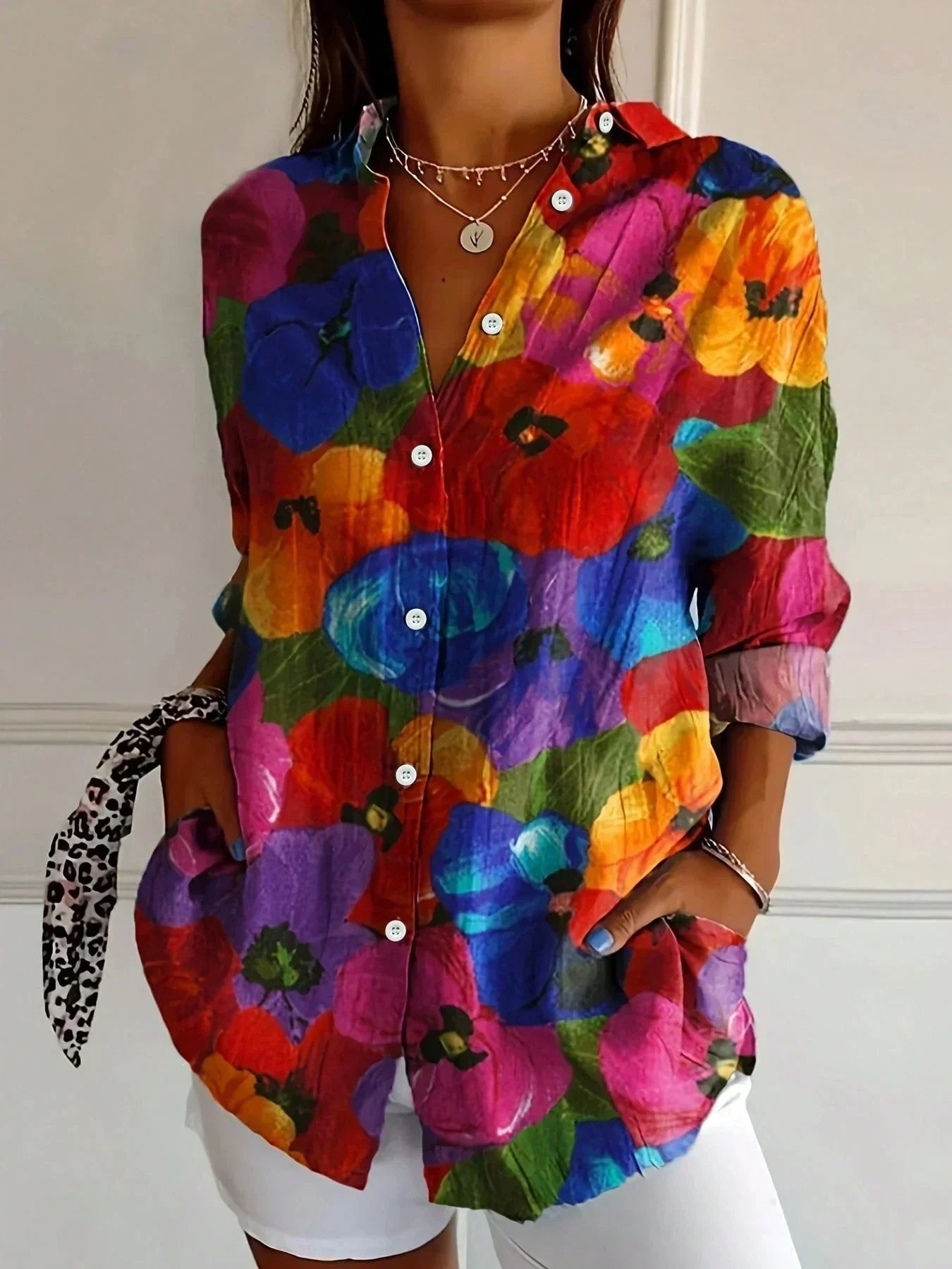 Loes - Kleurrijke blouse met bloemenprint voor dames Close Up