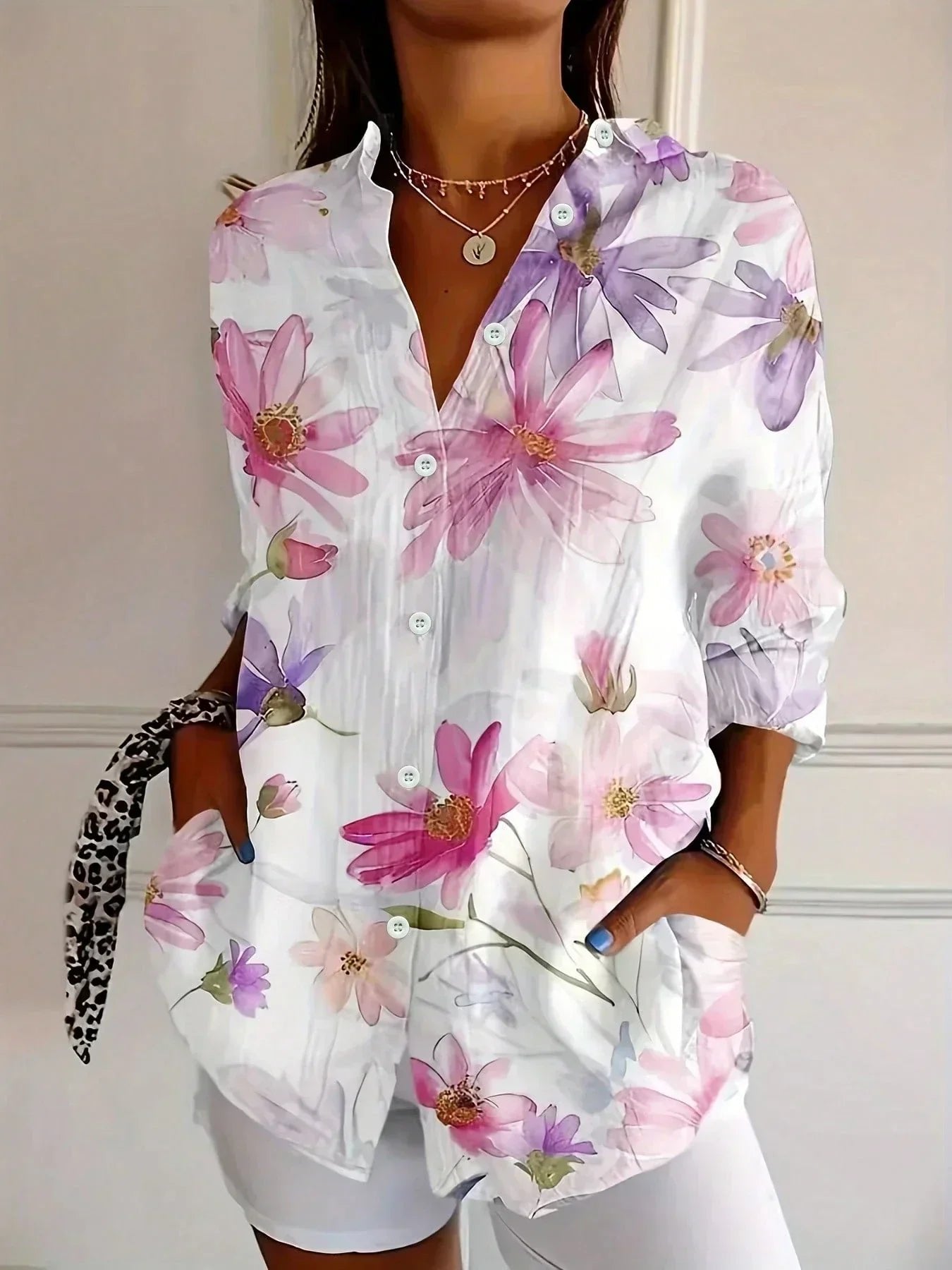 Loes - Kleurrijke blouse met bloemenprint voor dames Side