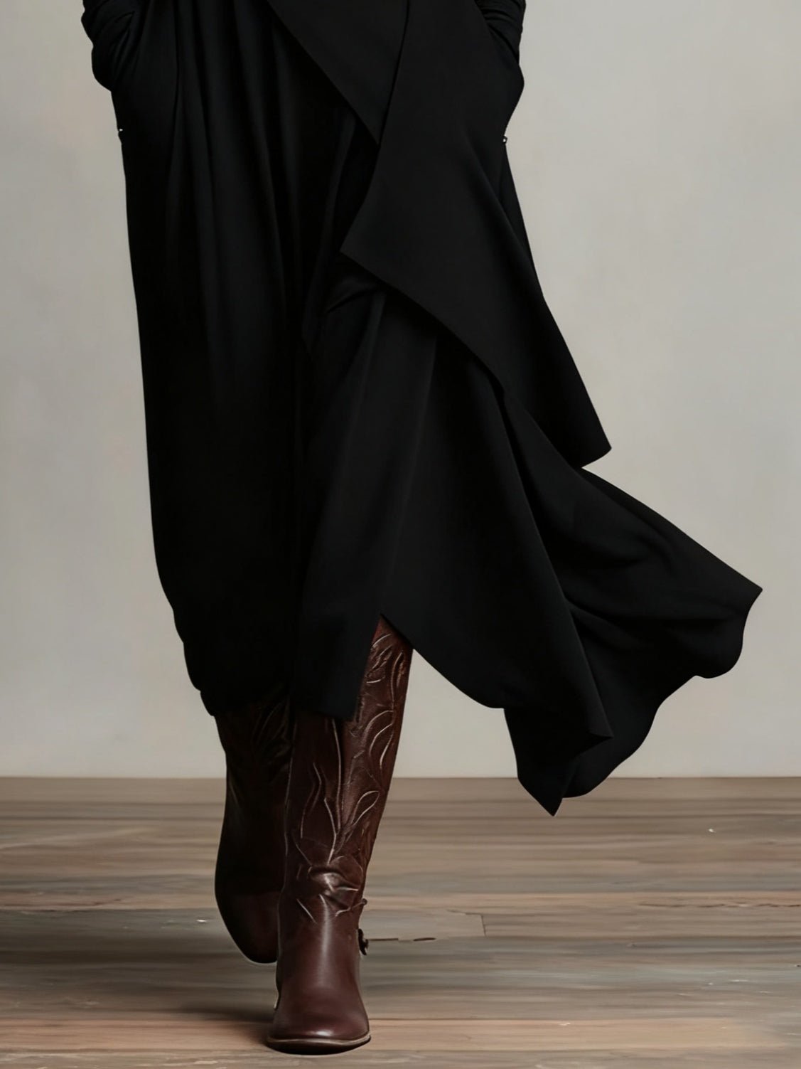 Margot - Asymmetrische maxi jurk met hoge col voor dames Angle